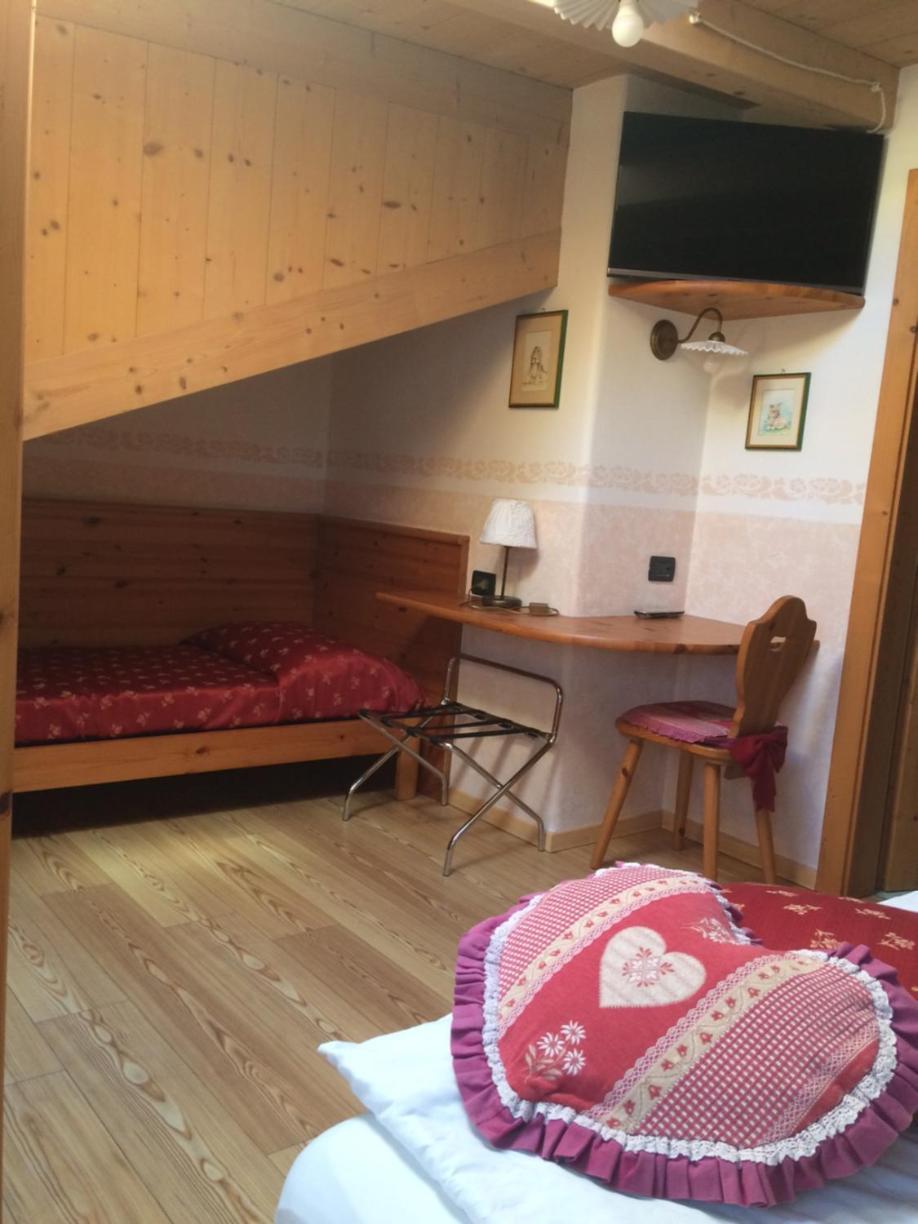 Hotel Garni Salvanel กาวาเลเซ ภายนอก รูปภาพ